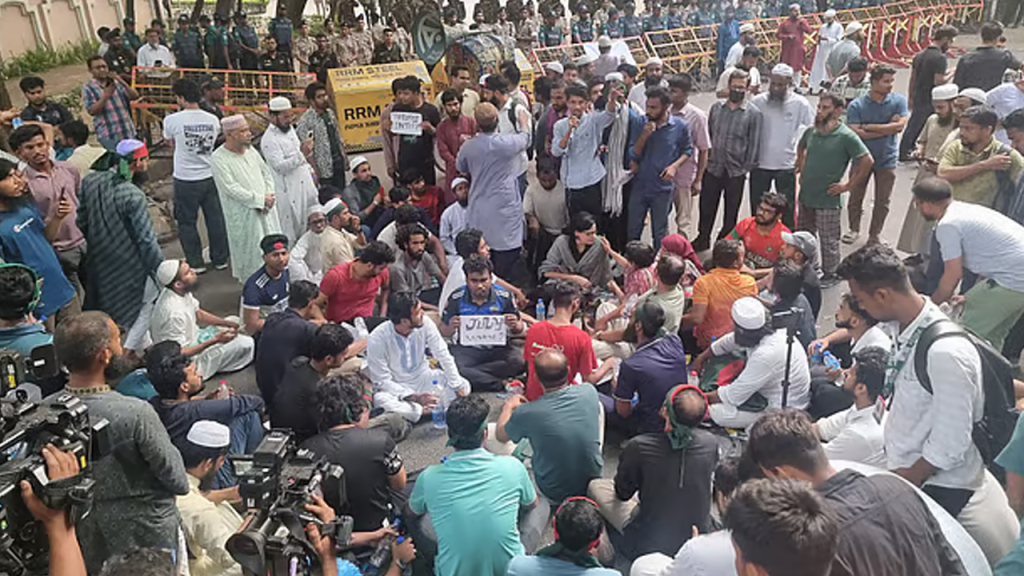 আওয়ামী লীগকে নিষিদ্ধ করার দাবিতে যমুনার সামনে চলছে বিক্ষোভ