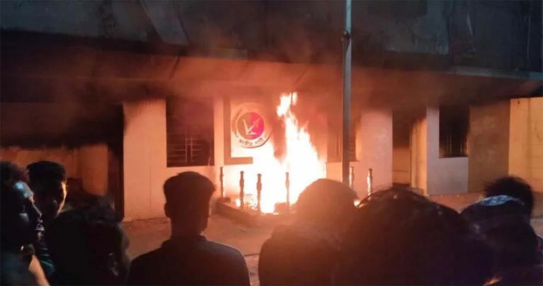 জাতীয় পার্টির কেন্দ্রীয় কার্যালয়ে ভাঙচুর, আগুন