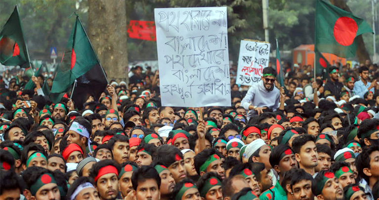 শেখ হাসিনা পতনের আগের রাতেও দমনের চেষ্টায় ছিলেন