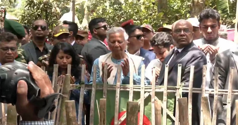 রংপুরে ড. ইউনূস, জিয়ারত করলেন আবু সাঈদের কবর