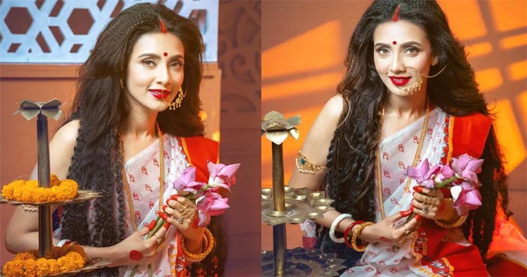 মহালয়ার দিনে চমকে দিলেন মীম