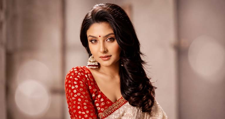 ভালোবাসার নতুন গল্পে অভিনেত্রী নাজনীন নিহা
