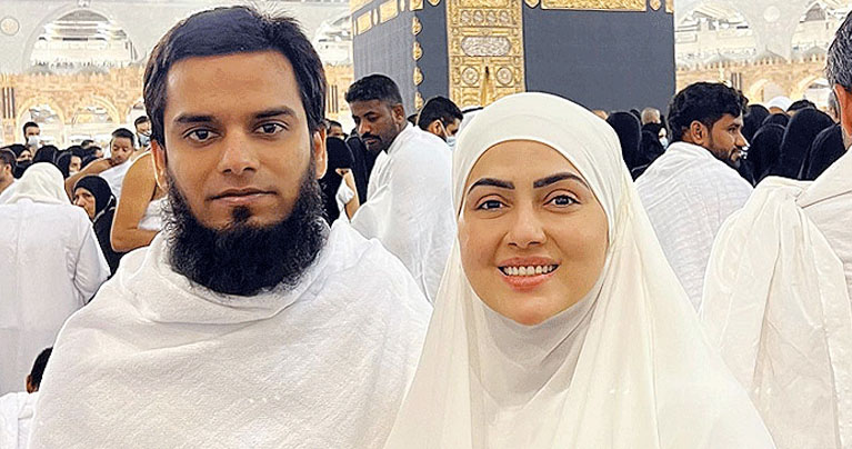 স্বামীকে নিয়ে কাবা শরীফে সানা খান
