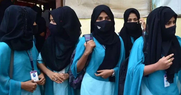 হিজাব পরায় কর্ণাটকে আরও ২৪ ছাত্রীকে বরখাস্ত