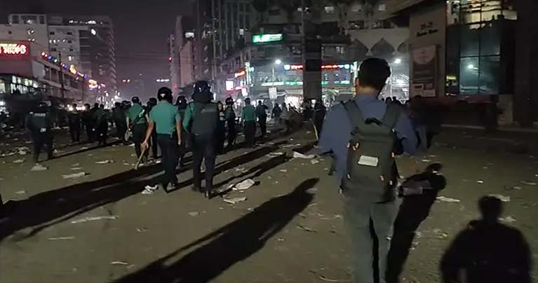 প্রথম আলোর সামনে অবস্থানকারীদের সরাতে টিয়ারশেল-সাউন্ড গ্রেনেড নিক্ষেপ