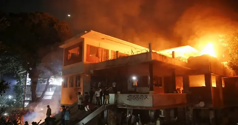 কেন স্বাধীনতার স্থপতি শেখ মুজিবের বাড়িতে আগুন দিল জনতা?