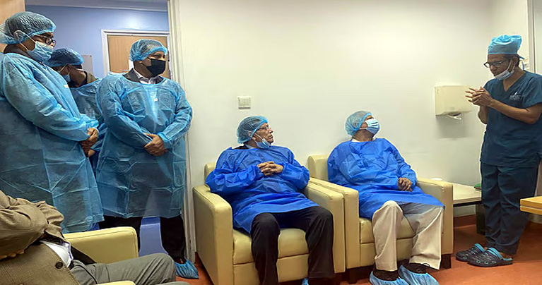 খালেদা জিয়াকে দেখতে এভারকেয়ার হাসপাতালে প্রধান উপদেষ্টা