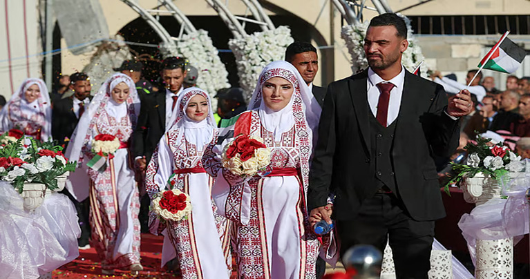 ধ্বংসস্তূপে নতুন ঘর বাঁধার স্বপ্ন, গাজায় ৫৪ দম্পতির গণবিবাহ