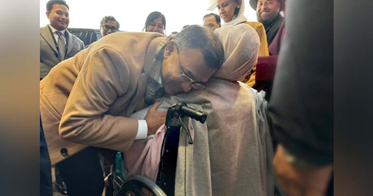 ৭ বছর পর মা-ছেলের আলিঙ্গনে উষ্ণতায় তুষারাবৃত লন্ডন