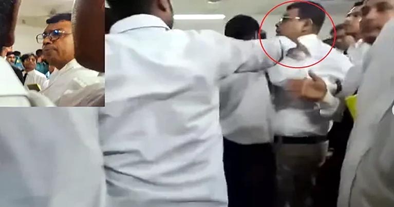 বিচারকের সামনেই এজলাসে সাংবাদিককে মারধর