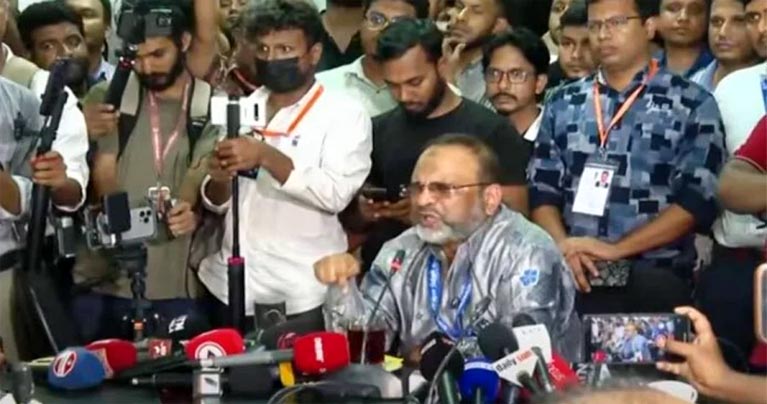 আমি কোনো দলের নই, কখনো রাজনীতি করিনি : ঢাবি উপাচার্য