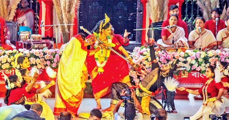 শঙ্খের সুরে, ঢাকের বাজনায় মন্দিরে মন্দিরে আনন্দধ্বনি