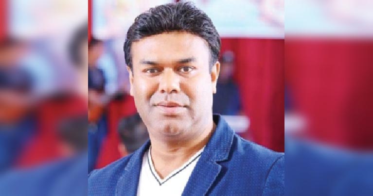 ৩০ বছর পর দেশে ফিরে গেলেন শো-টাইম মিউজিকের আলম