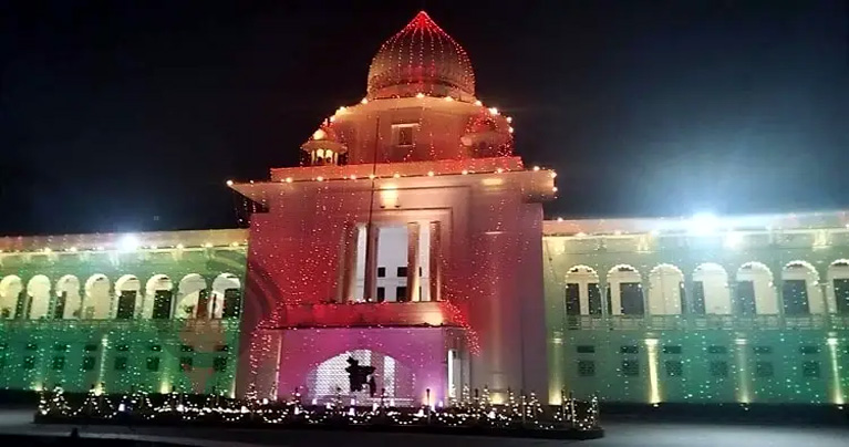 বিজয়ের বর্ণিল সাজে সেজেছে ঢাকা