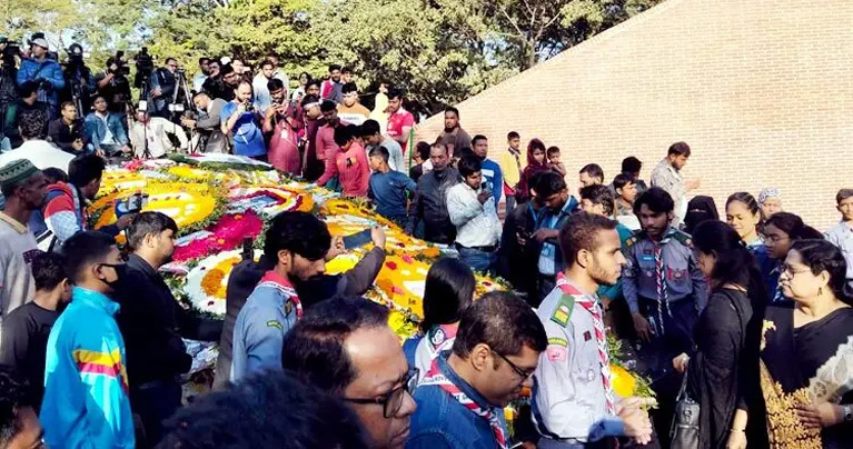 ফুলেল শ্রদ্ধায় শহীদ বুদ্ধিজীবীদের স্মরণে সর্বস্তরের মানুষ