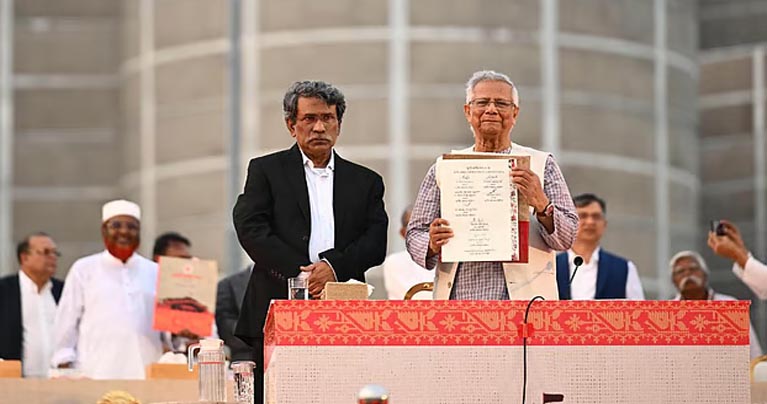 জুলাই সনদে স্বাক্ষর করলেন প্রধান উপদেষ্টা ও রাজনীতিবিদেরা