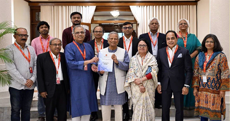 প্রধান উপদেষ্টার কাছে প্রতিবেদন জমা দিল গণমাধ্যম সংস্কার কমিশন