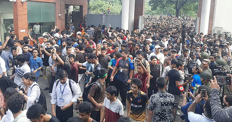 সচিবালয়ে পুলিশ-শিক্ষার্থী সংঘর্ষে আহত ৪০