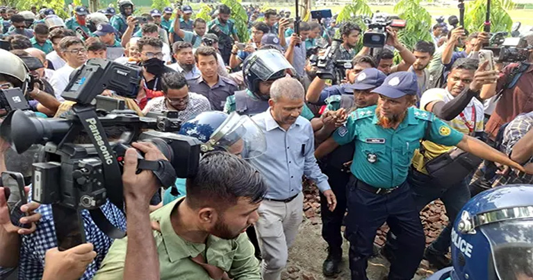 পেছনের গেট দিয়ে মাইলস্টোন ক্যাম্পাস ছাড়লেন ২ উপদেষ্টা ও প্রেস সচিব