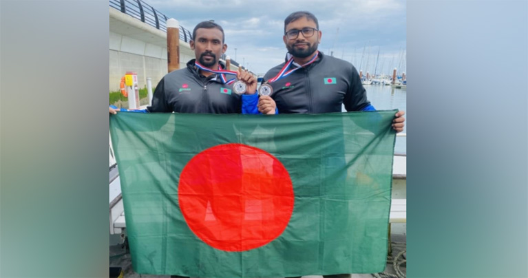 ইংলিশ চ্যানেল পাড়ি দিলেন ২ বাংলাদেশি