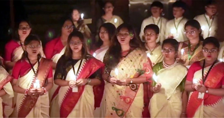 মোমবাতি জ্বেলে কালরাতের শহীদদের স্মরণ