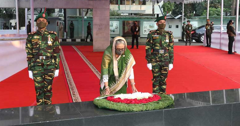 ঐতিহাসিক ৭ মার্চে বঙ্গবন্ধুর প্রতিকৃতিতে প্রধানমন্ত্রীর শ্রদ্ধা