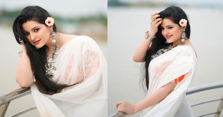 নদীর বুকে লঞ্চে পরীমণি