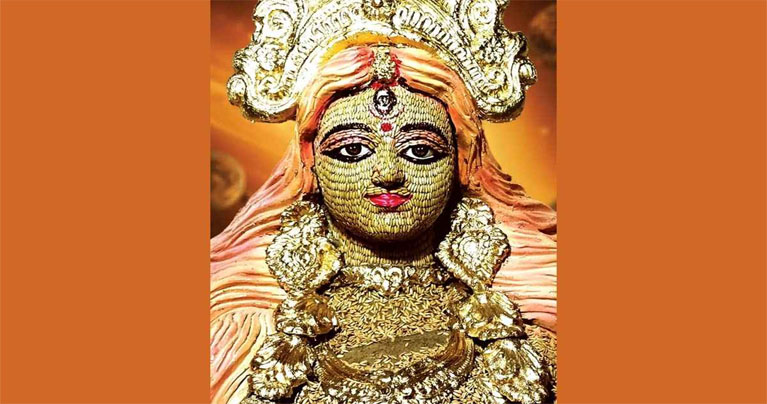 নজর কাড়ছে ধান দিয়ে তৈরি প্রতিমা