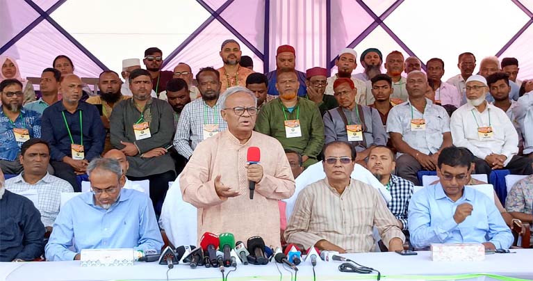 খালেদা জিয়া দেশে আর শেখ হাসিনা কর্মীদের রেখে পালিয়ে গেছেন, এটাই পার্থক্য : রিজভী