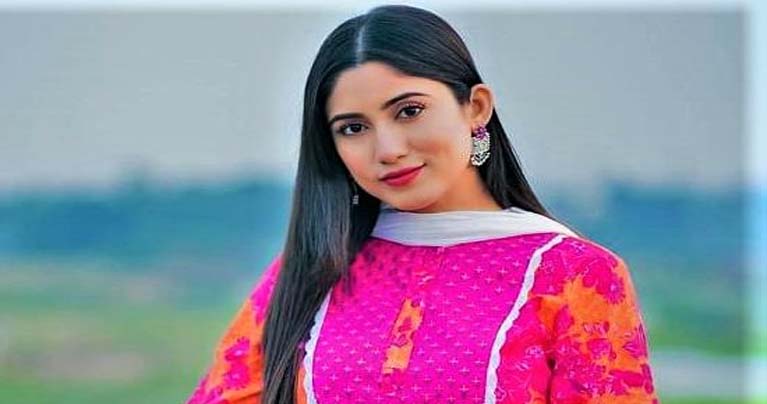 সাফা নিজেই জানালেন কার প্রেমে ডুবে আছেন
