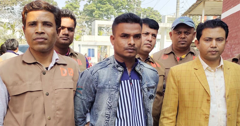 নৌবাহিনীর সদস্য পরিচয়ে ১৩ বিয়ে, অতপর…