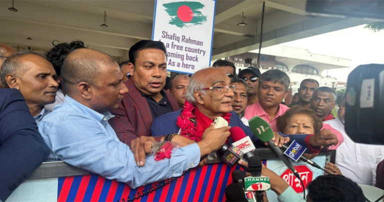 ৬ বছর পর দেশে ফিরলেন সাংবাদিক শফিক রেহমান